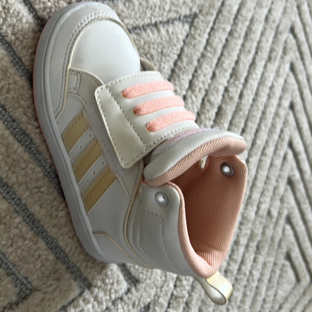 Almost new condition, my daughter just used them once. Cute and style